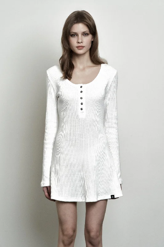 Bargain Bin [SYNERJYN] FW 24 PLAIN WAFFLE BUTTON DRESS WHITE