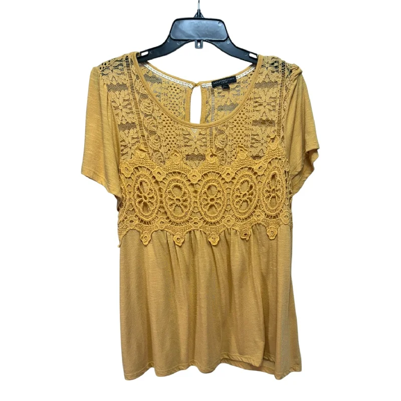 Price Buster Top Short Sleeve By Signature Studio In Gold, Size: 2x